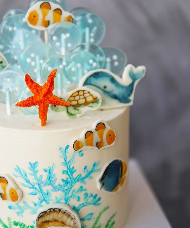 Aquarium-themed kids birthday cake with clownfish and turtle