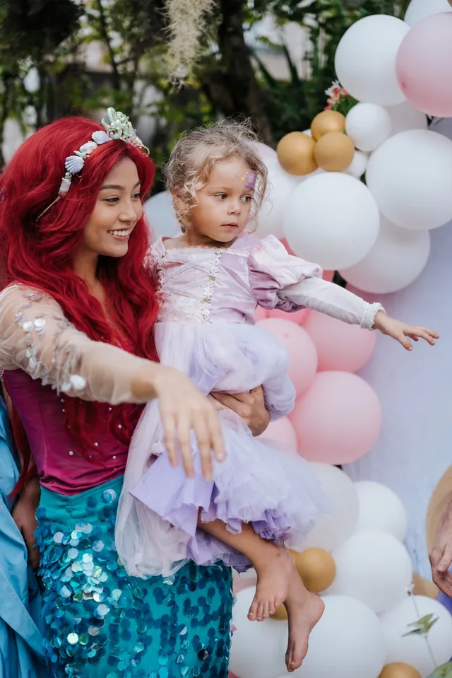 Mermaid princess holding a little guest at a Bali kids party