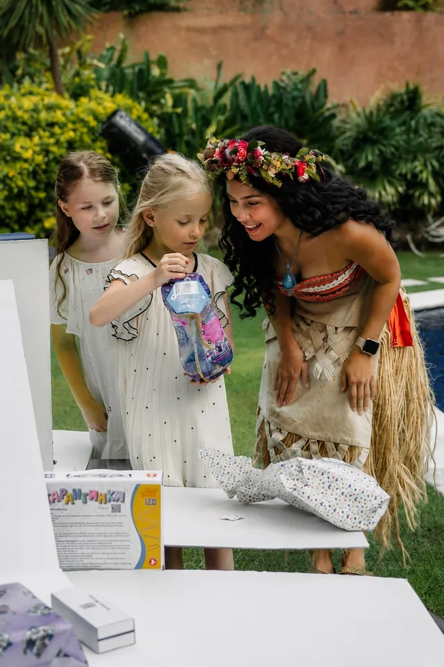 Moana character opening gifts with girls at a Bali birthday