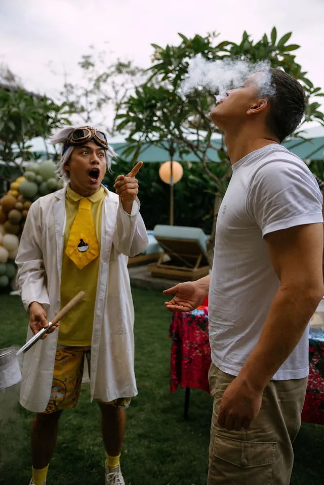 Mad scientist steam trick during a kids party show in Bali