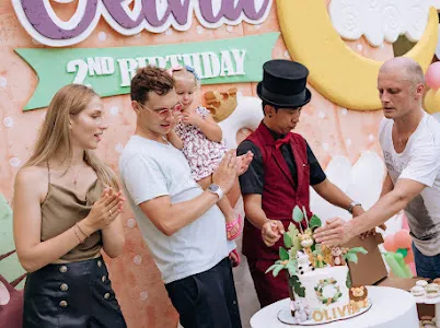 Birthday cake moment with the entertainer and family in Bali