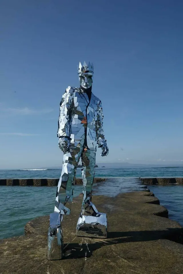 Mirror man show character — a wow moment for teen parties in Bali