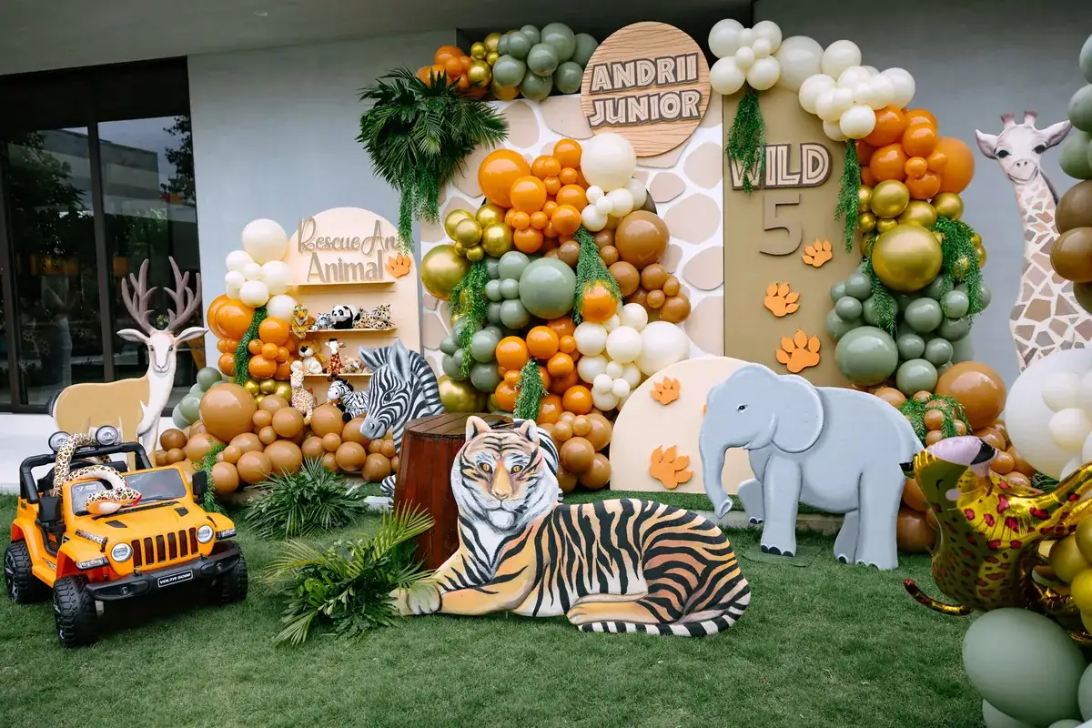 Safari balloon backdrop with animal cutouts for a 5th birthday in Bali